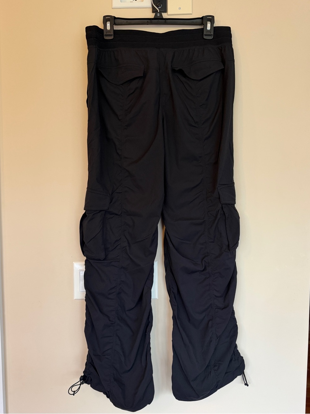Lululemon Dance Studio Relaxed-Fit
Mid-Rise Black Cargo Pant - Picture 10 of 14
